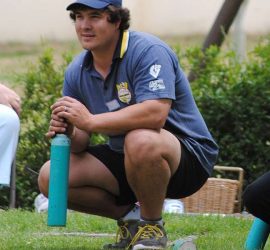 Jukskei players discussing strategy